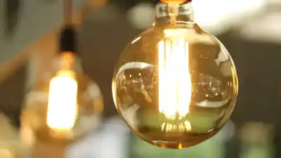 Un foco viejo contra uno LED: la diferencia que puede recortar la factura de luz