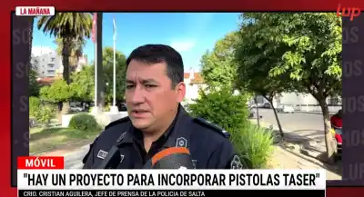 Un hombre armado con un cuchillo desató el caos en la ruta y dos policías terminaron lastimados