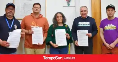 El convenio que firmó Lago Posadas con una ciudad chilena para atraer viajeros por el Paso Roballos
