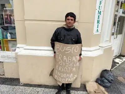 Llegó a Santa Rosa con una promesa de trabajo, pero terminó durmiendo entre chapas