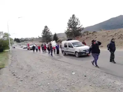 Tres columnas de fieles salen a la ruta: dónde estarán los cortes que complican Bariloche