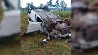 Un vuelco espectacular en la ruta dejó a un equipo deportivo en el suelo: lo que pasó con el conductor