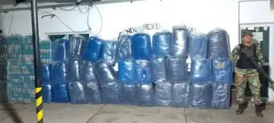 Cargaban los bultos al hombro en la costa del Bermejo: no esperaban lo que venía detrás