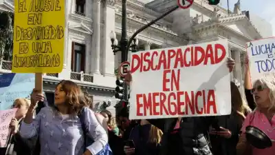El Papa está por llegar y la Iglesia fue a golpear la puerta de los diputados libertarios: la reunión terminó sin respuestas