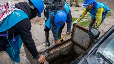 Rosario se prepara para días de lluvia: los 35 sumideros que limpian en un barrio clave