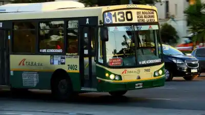 El boleto de colectivo cuesta 14 veces más que cuando asumió Milei: el número que admitió el Gobierno