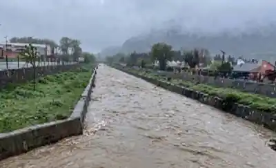 La lluvia no da tregua en Esquel: la Cooperativa pidió cuidar el agua y hay tres rutas cortadas