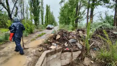 Tiró escombros en un canal de Cipolletti y la multa que le labraron no fue lo peor