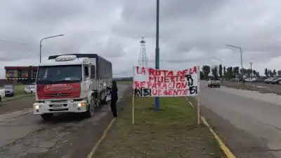 Más de mil vecinos cortaron la Ruta 151 y dejaron pasar solo a algunos vehículos