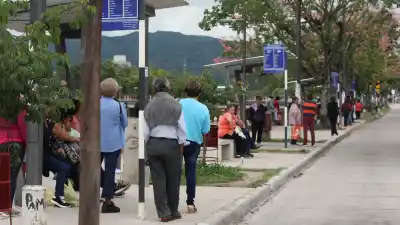 Espera el colectivo en un poste de madera: presentó un plan en marzo y todavía nadie le contesta