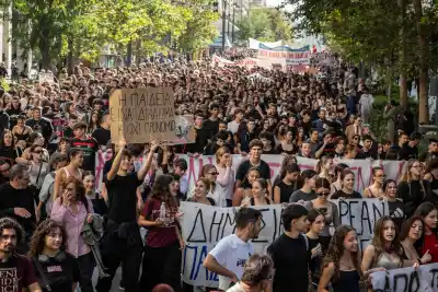 Miles marcharon en Atenas y Macron salió a responder por los disturbios: el mensaje que enfureció a Trump y Netanyahu