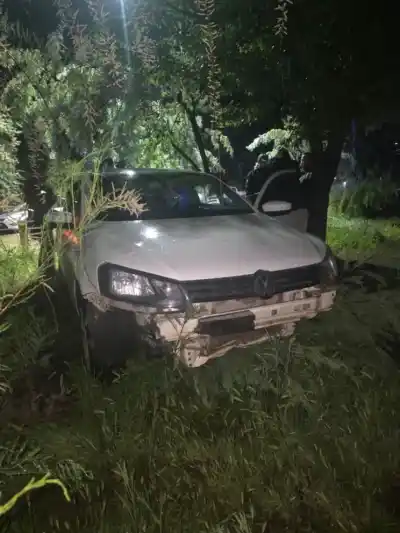 Le apuntó a la policía con un arma larga y se esfumó: el otro sospechoso dejó el auto tirado en la ruta
