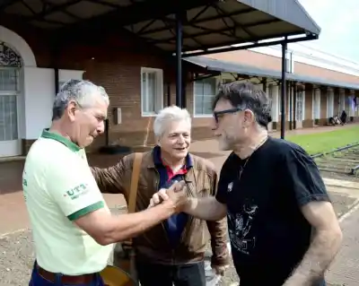 El padre Paco llegó a Posadas con una campaña que ya suma 100.000 calcomanías y busca más marcas yerbateras