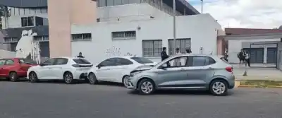 Una ambulancia cruzó en la esquina y la mujer al volante hizo lo impensable