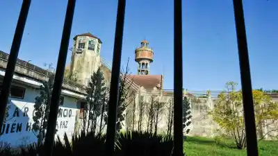 Preso en Coronda manejaba todo desde su celda: fotos de las casas, disparos y un alias para cobrar