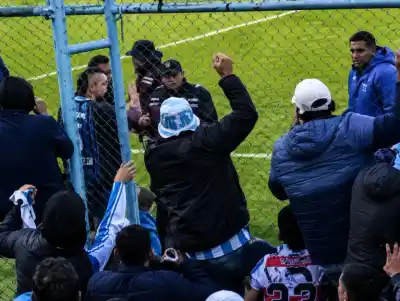 Escupió a hinchas jujeños y les arrancó la bandera: la fiscal ya tomó una decisión