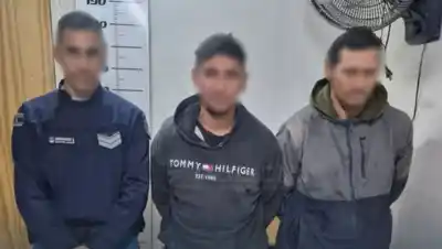 Salieron de la obra con cuatro ventanas de aluminio: la Policía los esperaba a metros