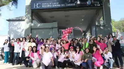 La caminata rosa que el Hospital del Carmen hizo por primera vez y nadie esperaba