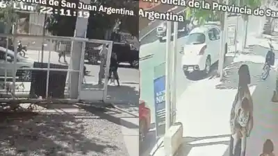 Abrió la puerta del auto sin mirar y el ciclista no pudo esquivarla: las imágenes que muestran el impacto