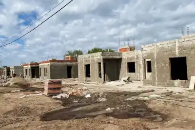 Obreros trabajan en dos frentes a la vez: 22 casas toman forma entre Junín y Pringles