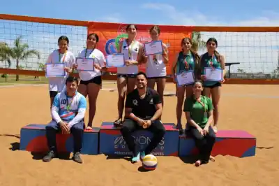 Los Juegos Deportivos ya tienen a sus clasificados en hockey y vóley de playa
