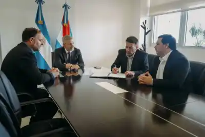 Vecinos de Pueblo General Belgrano esperaron 20 años por las cloacas: firmaron el convenio que destraba todo
