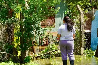 El Paraná sigue subiendo en Itatí y Paso de la Patria: qué reciben las familias que dejan sus casas