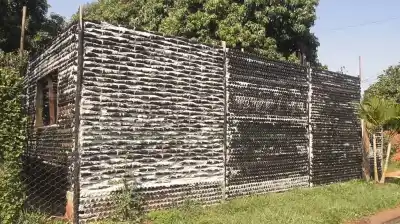 Se quedaron sin trabajo y sin alquiler: mirá con qué levantaron las paredes de su casa