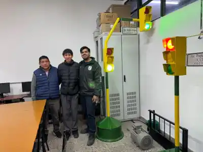 El semáforo que crearon alumnos salteños: cómo hace para abrirle paso a una ambulancia