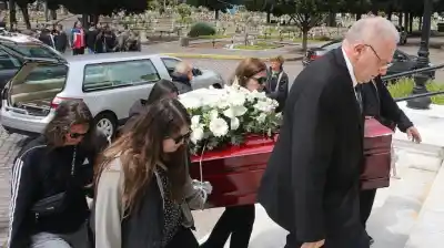 El último adiós a Grimau: sus dos hijas cargaron el cajón en Chacarita