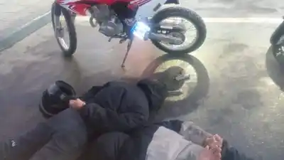 Fue a la YPF a sacar el arma delante de la Policía, pero la ropa le jugó una mala pasada