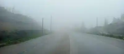 Lluvia y niebla en el camino Roque González: la advertencia que ya está en la zona