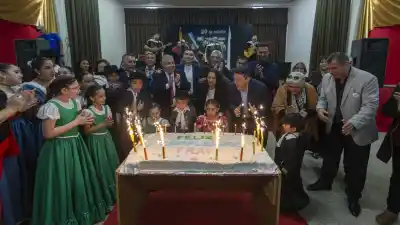 Fray Mamerto Esquiú sopló 405 velas y premió a los que lo hacen grande