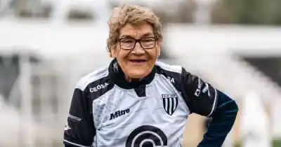Siguió al Lobo por radio durante 60 años: a los 74, Mirta entró al vestuario y la recibieron los jugadores
