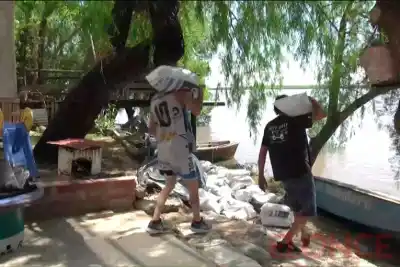 El río ya lame las casas de Bajada Grande y a los pescadores les faltan 200 bolsas