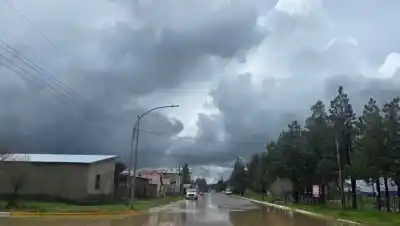 Media hora de granizo en Pilcaniyeu: el agua entró a las escuelas y hasta las cloacas colapsaron