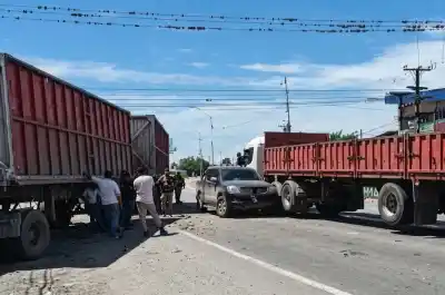Chocaron dos camiones y una camioneta en Aguilares: quiénes iban adentro del vehículo más chico
