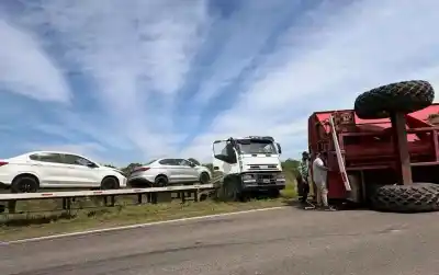 Tres vehículos chocaron en la 157 y una tolva quedó atravesada en la ruta