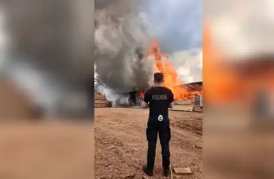 Ardía el depósito de un aserradero y la clave estaba en el tendido eléctrico