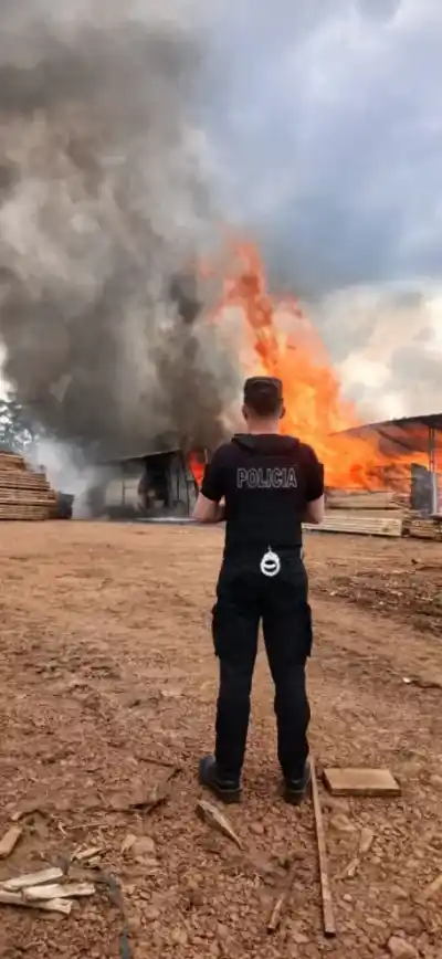 Ardió un aserradero sobre la ruta 14 y lo que encontraron adentro del depósito complicó a los bomberos