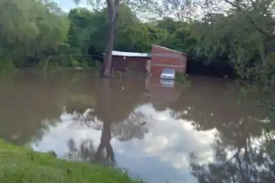 El Riachuelo ya desborda en Corrientes y los vecinos miran el cielo con otro temor