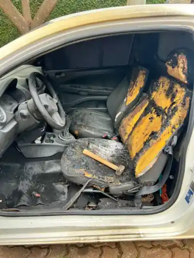 Una maza y un bidón con olor a nafta: lo que apareció junto a la camioneta quemada en Garupá