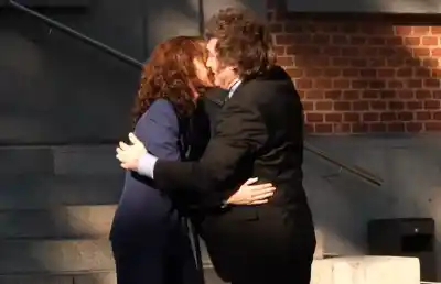 Milei fue a España a ver a sus aliados y volvió con un solo abrazo: el de Ayuso