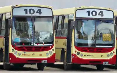 Dos colectivos que no debían circular y una rueda que falló en pleno viaje