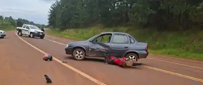 Una familia en moto y un Corsa chocaron en la ruta 14: tres heridos en el hospital de San Vicente