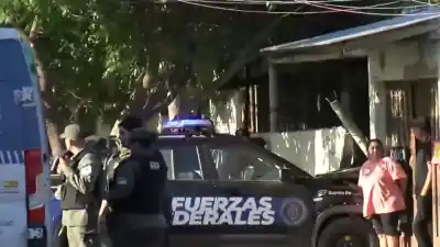 Perseguían a una moto en Empalme Graneros y terminaron con la camioneta adentro de una casa