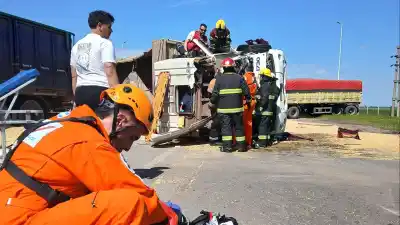 Maniobra brusca en la A012: el camión volcó y el conductor quedó atrapado en la cabina