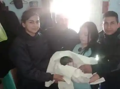 Una mujer iba camino al hospital y el bebé no esperó: el parto que sorprendió a todos en la ruta