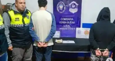 Iban a toda velocidad por Yerba Buena y la Policía les encontró algo en la moto