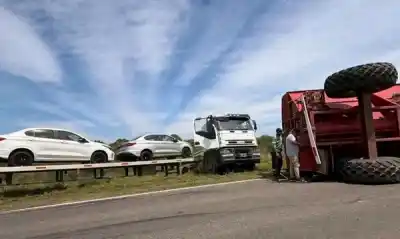 Ruta 157: un camión que llevaba tres autos chocó contra un tractor y la calzada quedó bloqueada